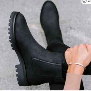 Thursday Boot Company Everyday Chelsea Boots Black Suede Lug Sole Women's Size 8